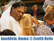 Die Welt umarmen - Amma kommt vom 12. bis 15. Oktober 2013 nach München in die Zenith Halle (©Foto:  Martin Schmitz)